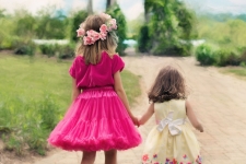 little-girls-walking-773024_1920-225x150-MM-100